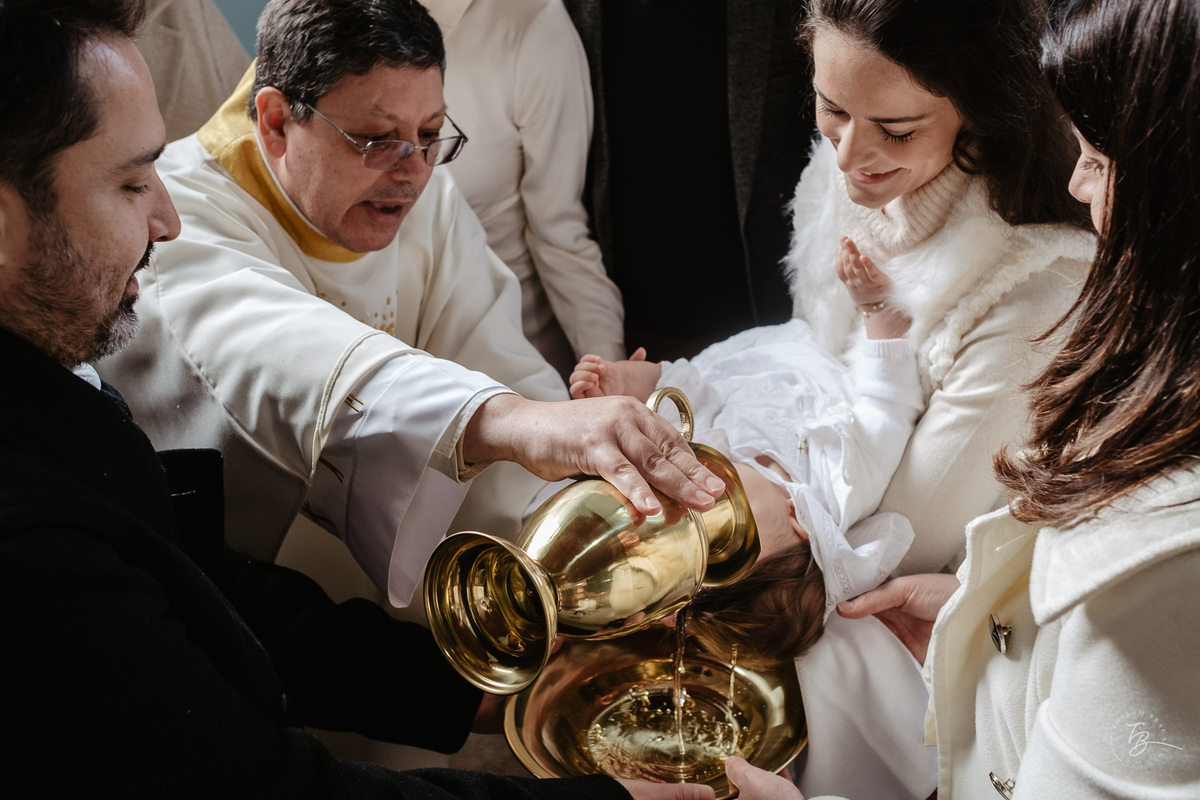 Fotografia de batizado documental em Anitápolis por Thiago Braga