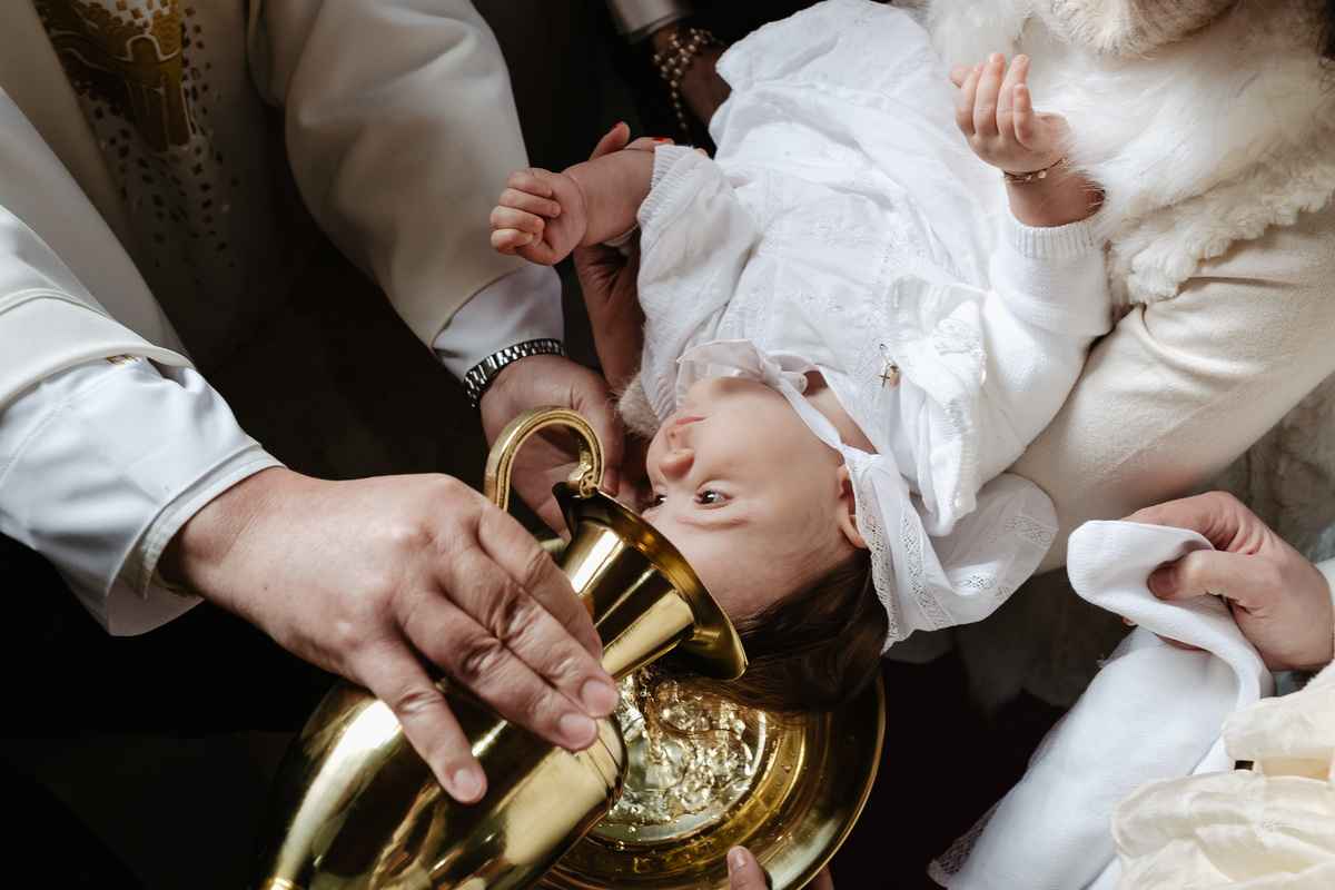 Fotografia de batizado documental em Anitápolis por Thiago Braga