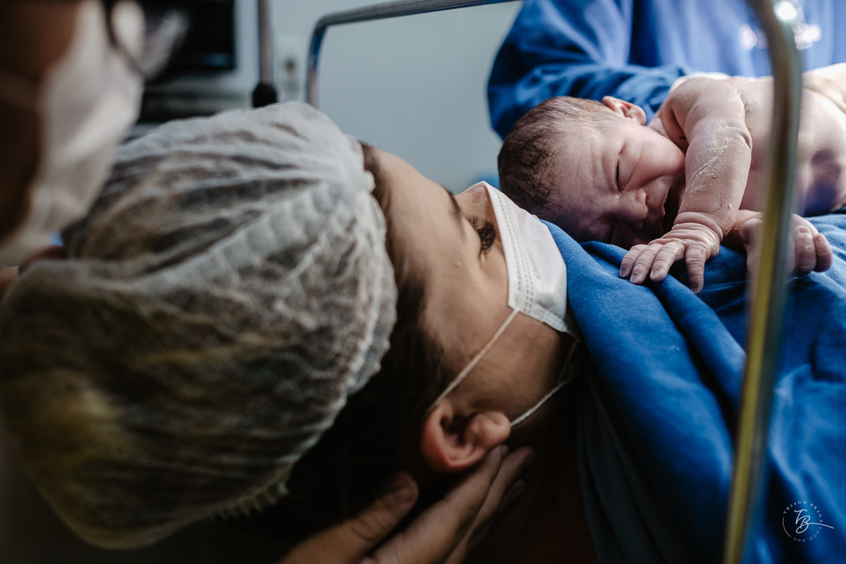 fotografia de nascimento feita por thiago Braga, na maternidade Santa Helena em Florianópolis, da cegada da Victoria.