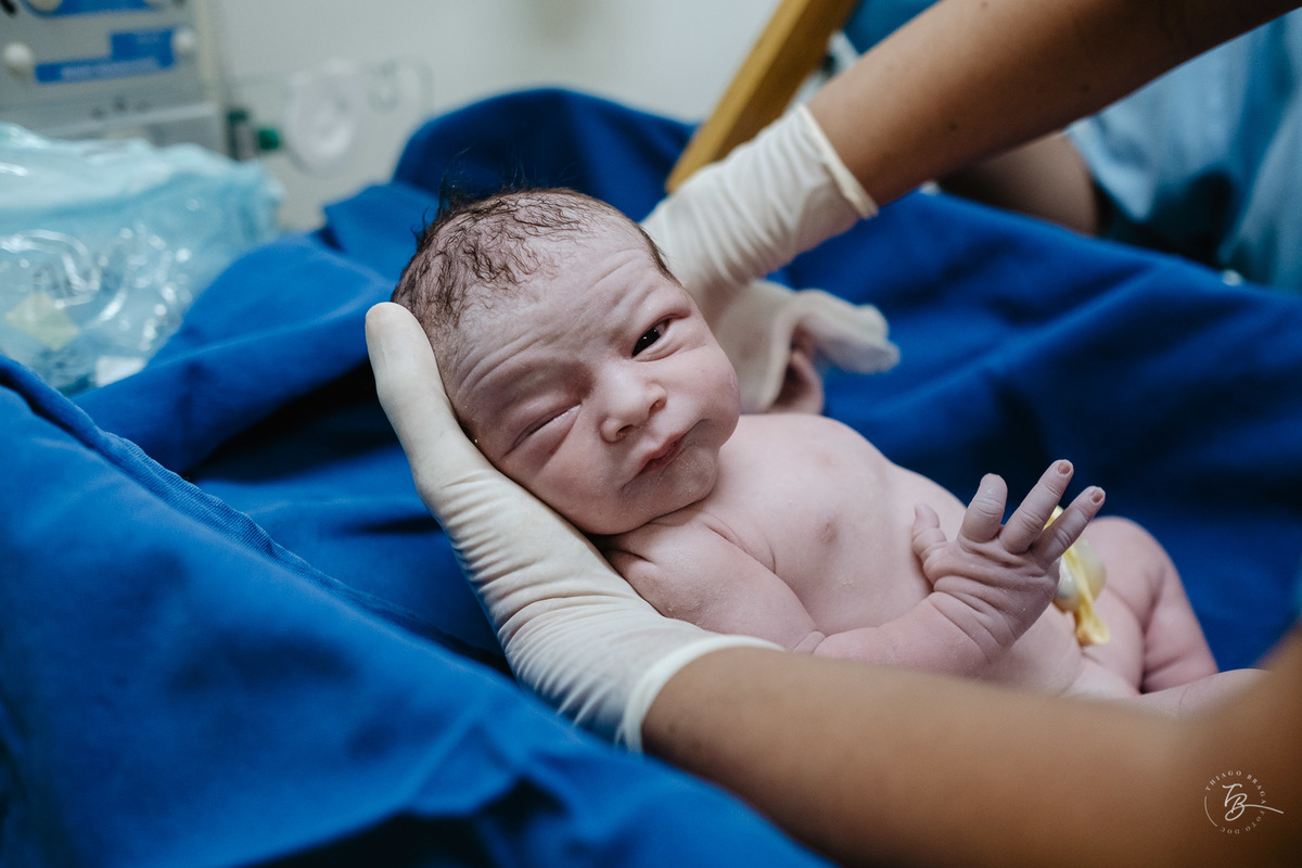 fotografia de nascimento feita por thiago Braga, na maternidade Santa Helena em Florianópolis, da cegada da Victoria.