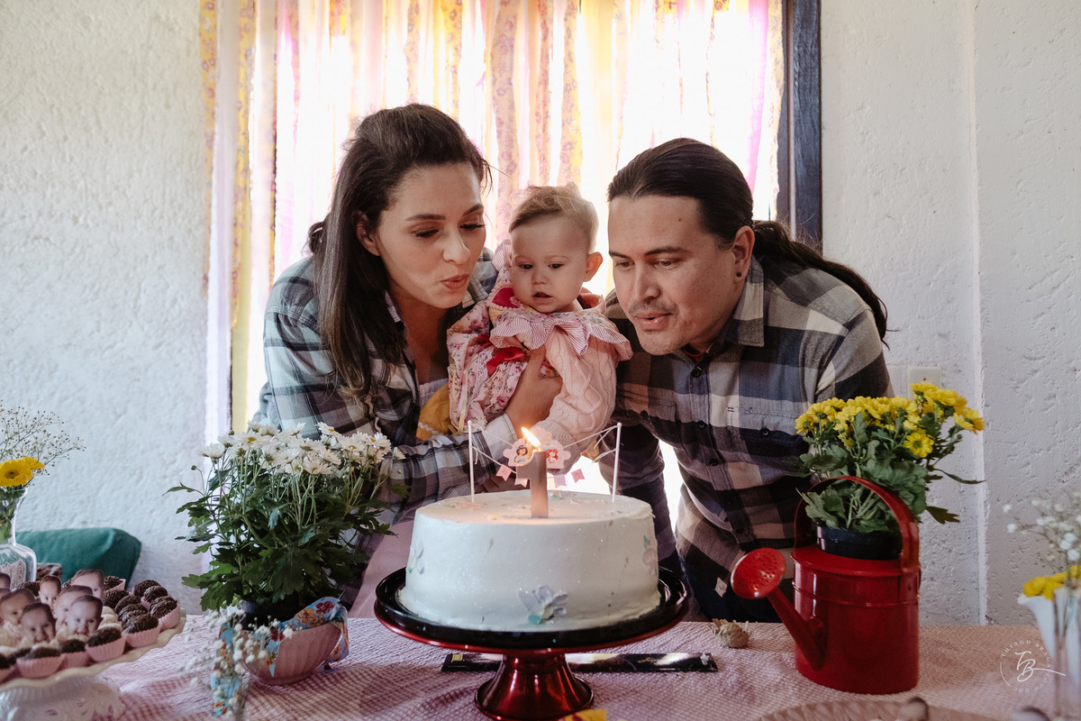 Fotografia documental de aniversário, o dia da Juju, por Thiago Braga Fotografia na Cabana do Vale em Águas Mornas/SC.