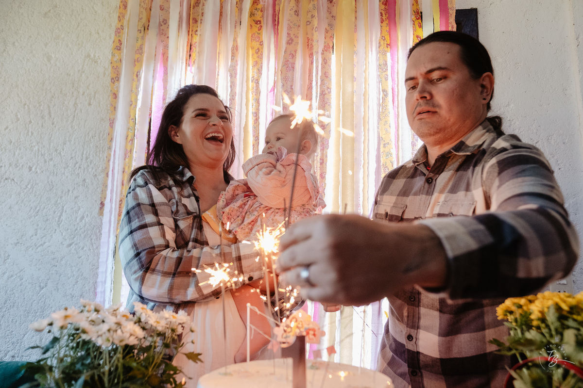 Fotografia documental de aniversário, o dia da Juju, por Thiago Braga Fotografia na Cabana do Vale em Águas Mornas/SC.
