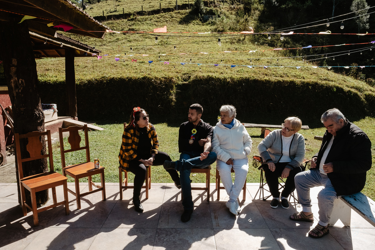 Fotografia documental de aniversário, o dia da Juju, por Thiago Braga Fotografia na Cabana do Vale em Águas Mornas/SC.