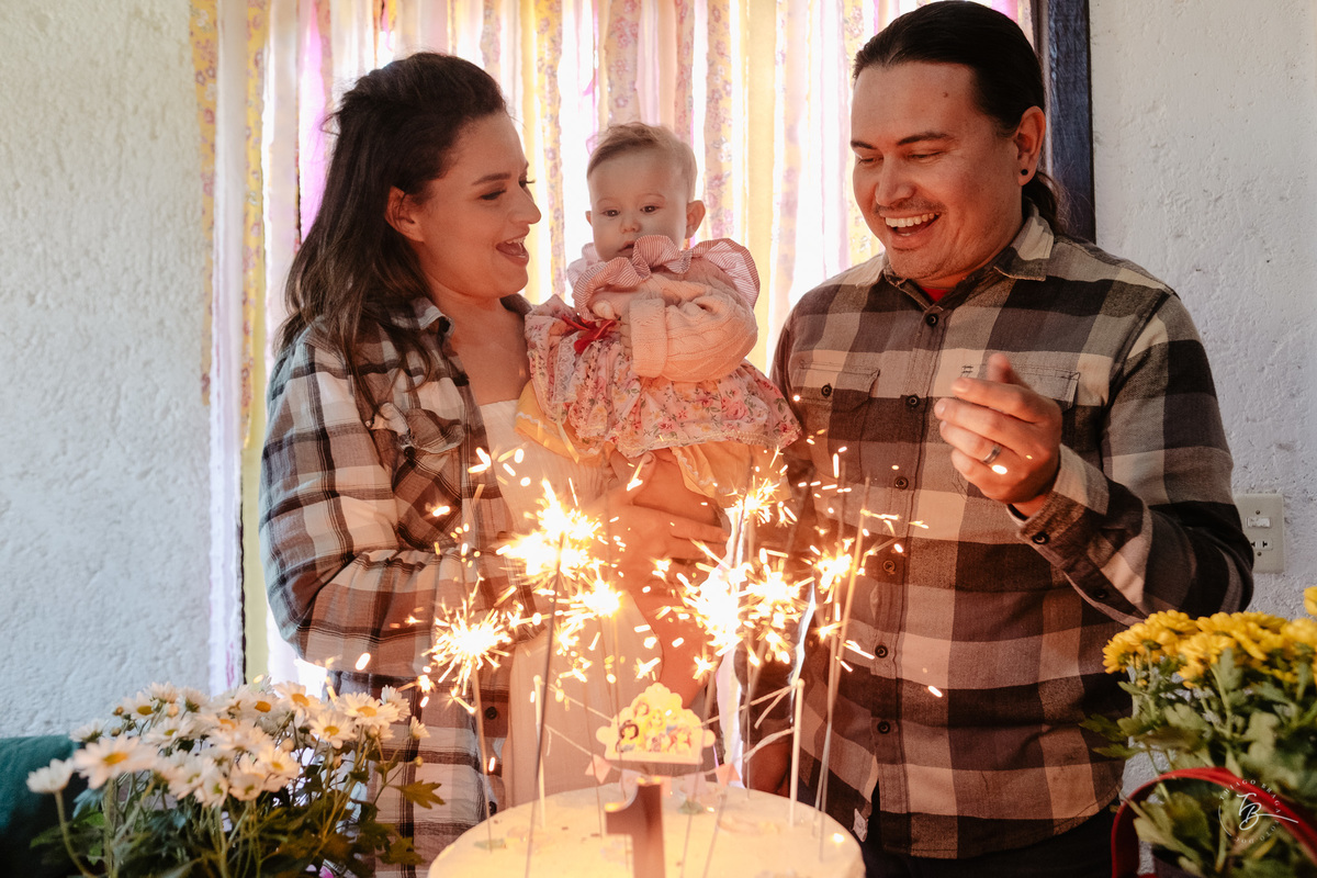 Fotografia documental de aniversário, o dia da Juju, por Thiago Braga Fotografia na Cabana do Vale em Águas Mornas/SC.