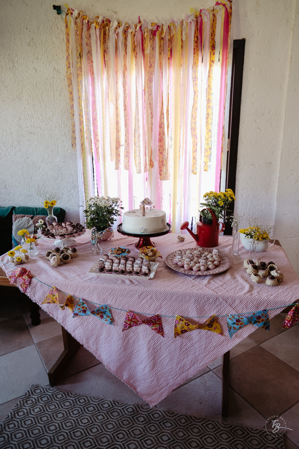 Fotografia documental de aniversário, o dia da Juju, por Thiago Braga Fotografia na Cabana do Vale em Águas Mornas/SC.