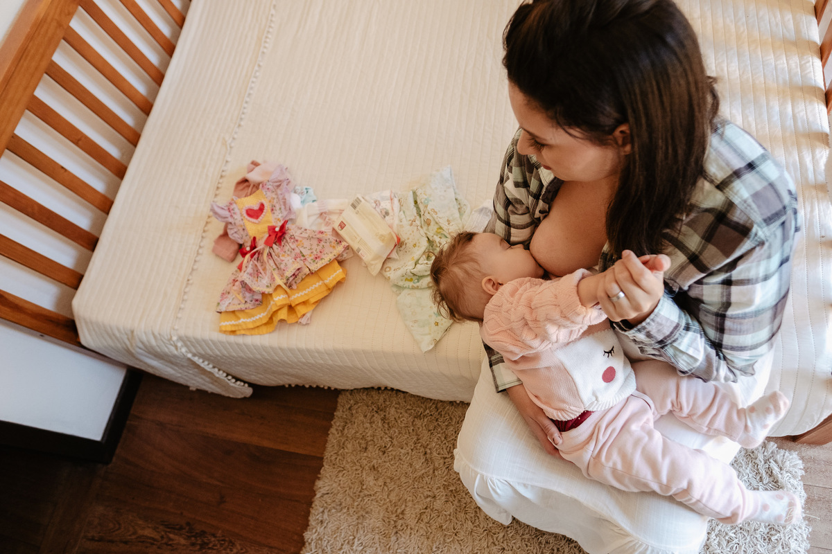 Fotografia documental de aniversário, o dia da Juju, por Thiago Braga Fotografia na Cabana do Vale em Águas Mornas/SC.