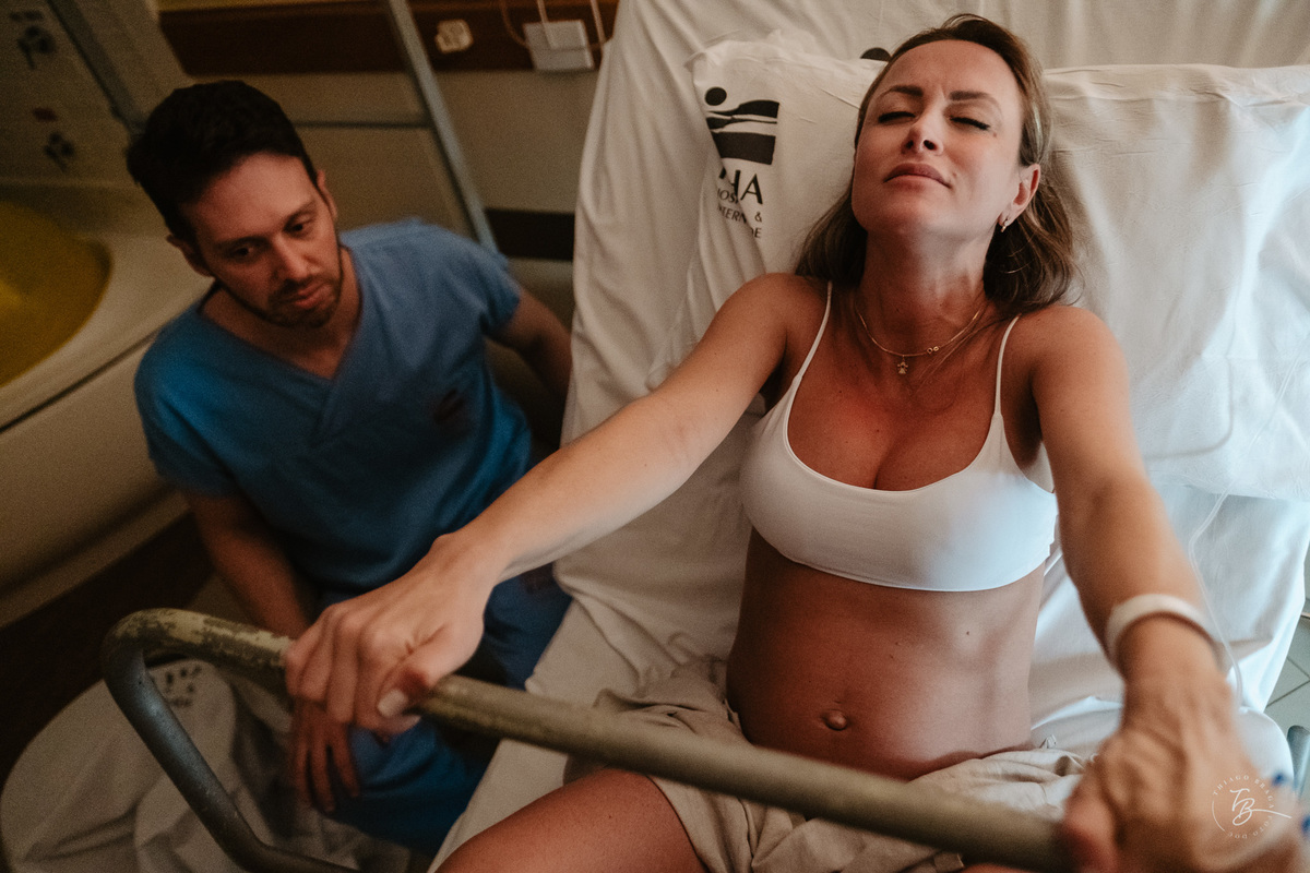 Fotografia de parto normal, na maternidade ilha por Thiago Braga