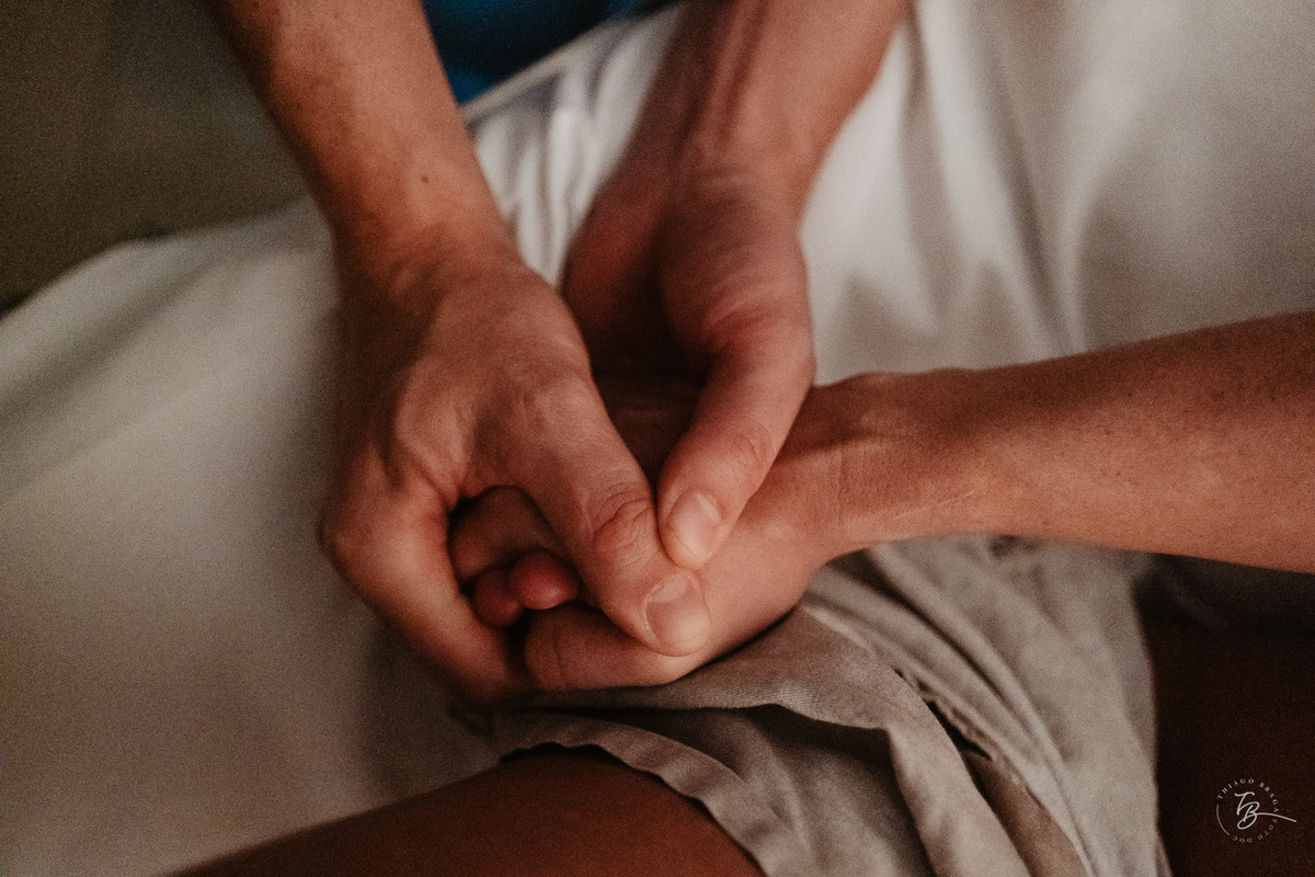 Fotografia de parto normal, na maternidade ilha por Thiago Braga