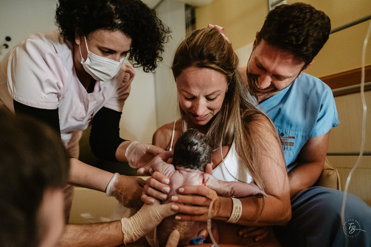 Fotografia de parto normal, na maternidade ilha por Thiago Braga