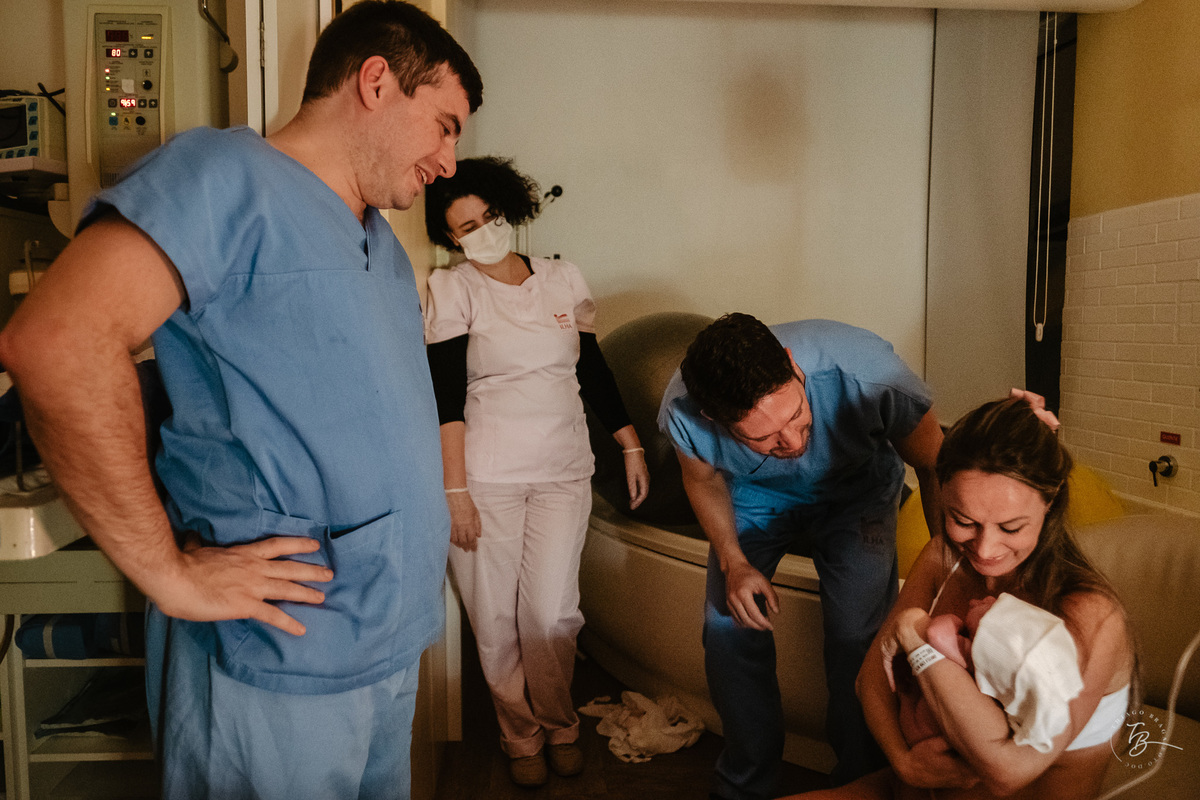 Fotografia de parto normal, na maternidade ilha por Thiago Braga