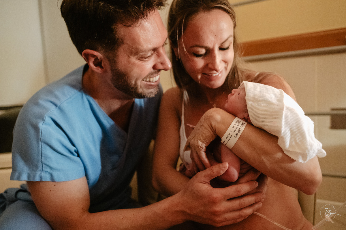 Fotografia de parto normal, na maternidade ilha por Thiago Braga