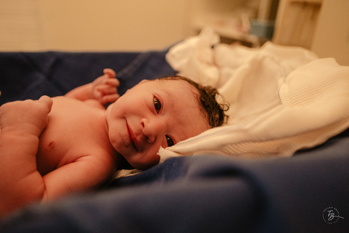 Fotografia de parto normal, na maternidade ilha por Thiago Braga