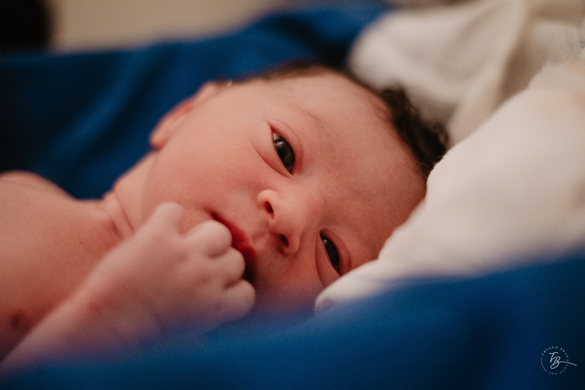 Fotografia de parto normal, na maternidade ilha por Thiago Braga