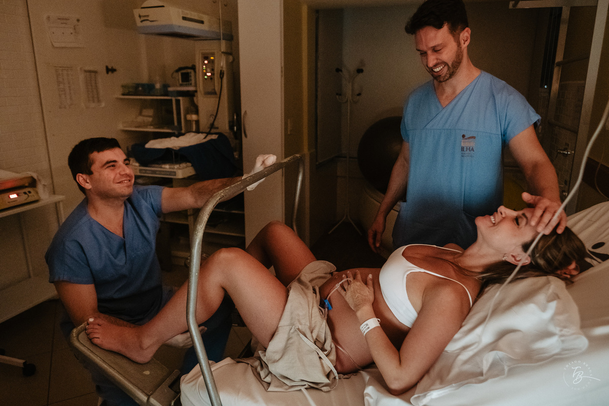 Fotografia de parto normal, na maternidade ilha por Thiago Braga