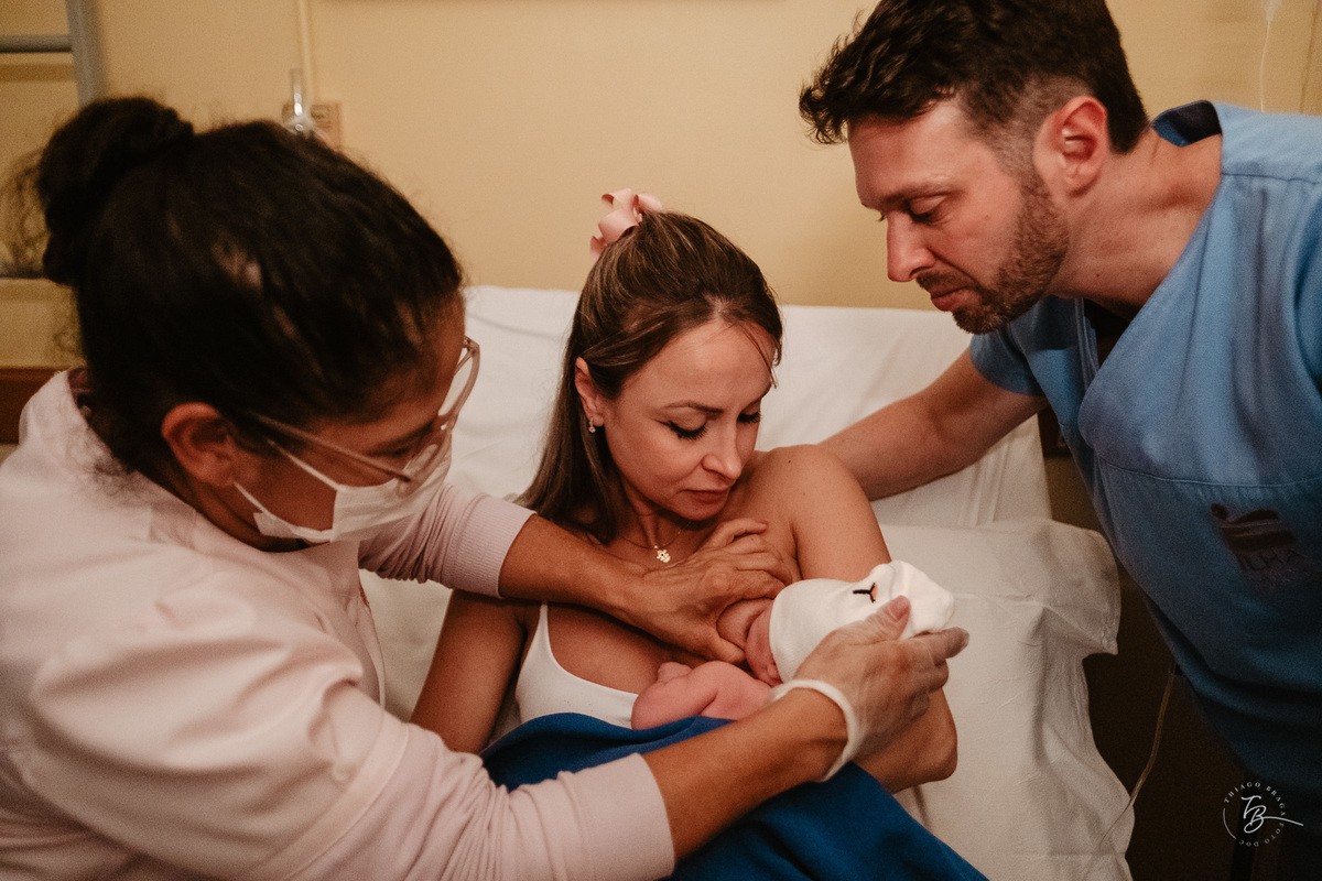 Fotografia de parto normal, na maternidade ilha por Thiago Braga