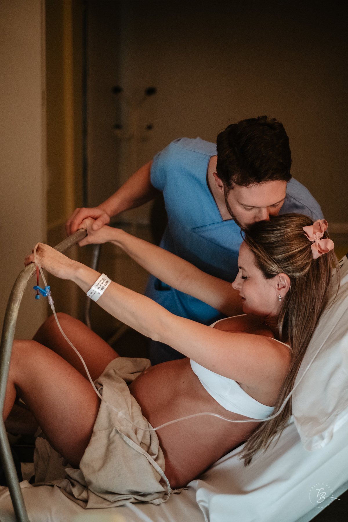 Fotografia de parto normal, na maternidade ilha por Thiago Braga