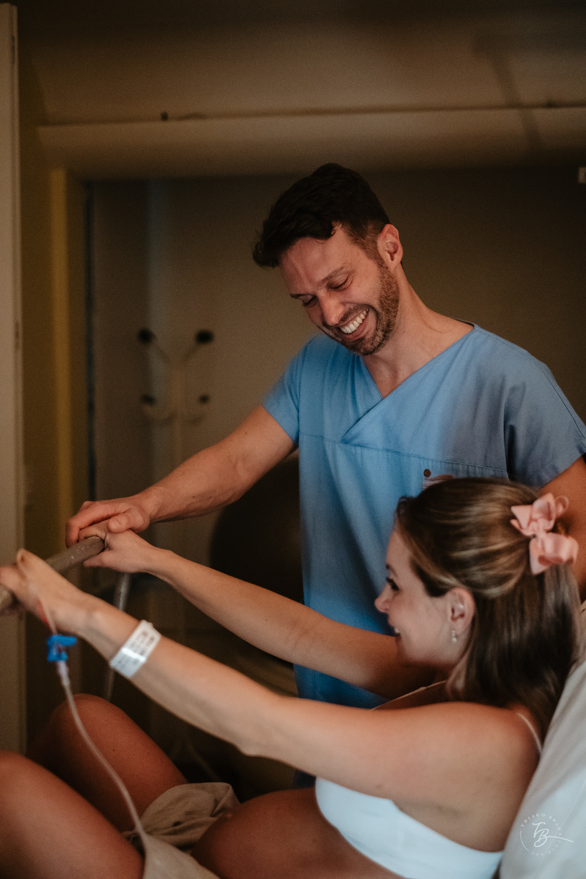 Fotografia de parto normal, na maternidade ilha por Thiago Braga