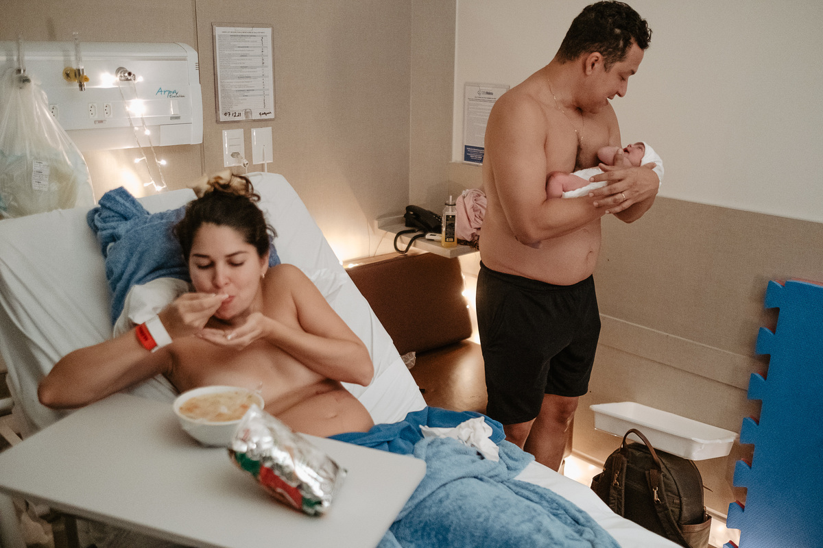 Fotografia de parto natural na maternidade Santa Helena em Florianópolis por Thiago Braga Fotografia