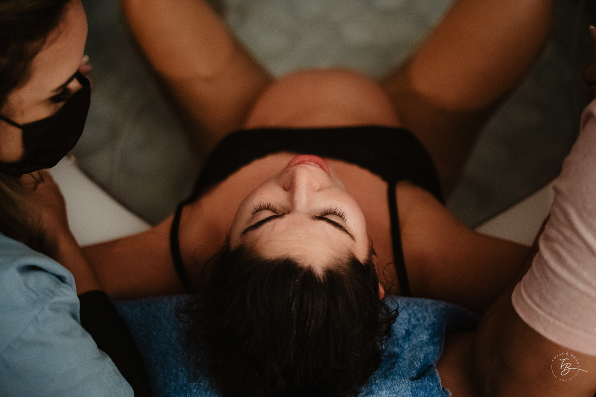 Fotografia de parto natural na maternidade Santa Helena em Florianópolis por Thiago Braga Fotografia