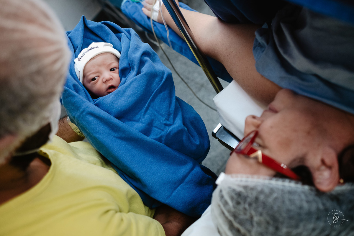 Fotografia de nascimento, na maternidade santa helena em florianópolis, parto cesárea por Thiago Braga