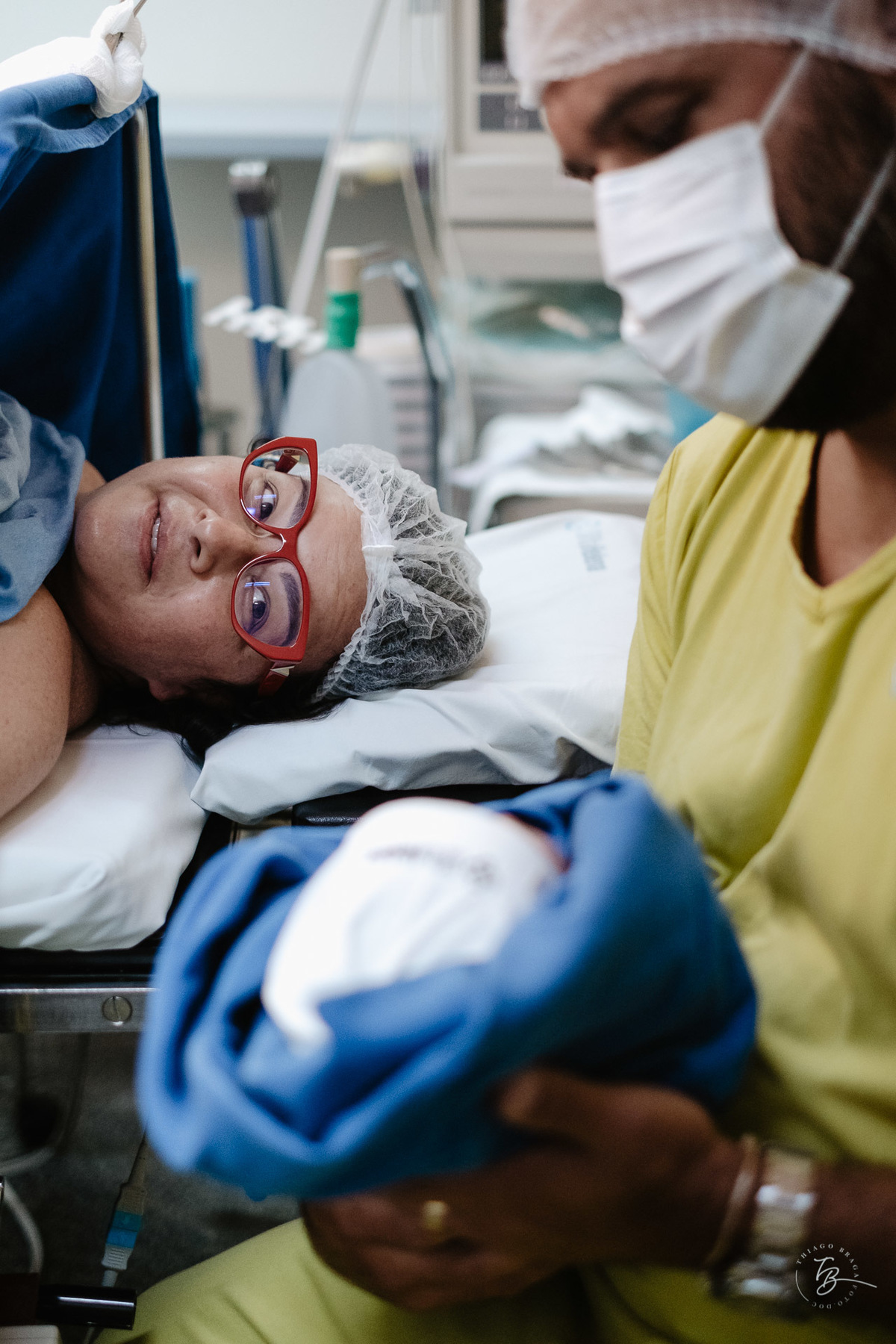 Fotografia de nascimento, na maternidade santa helena em florianópolis, parto cesárea por Thiago Braga