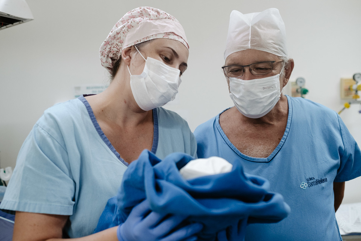 Fotografia de nascimento, na maternidade santa helena em florianópolis, parto cesárea por Thiago Braga
