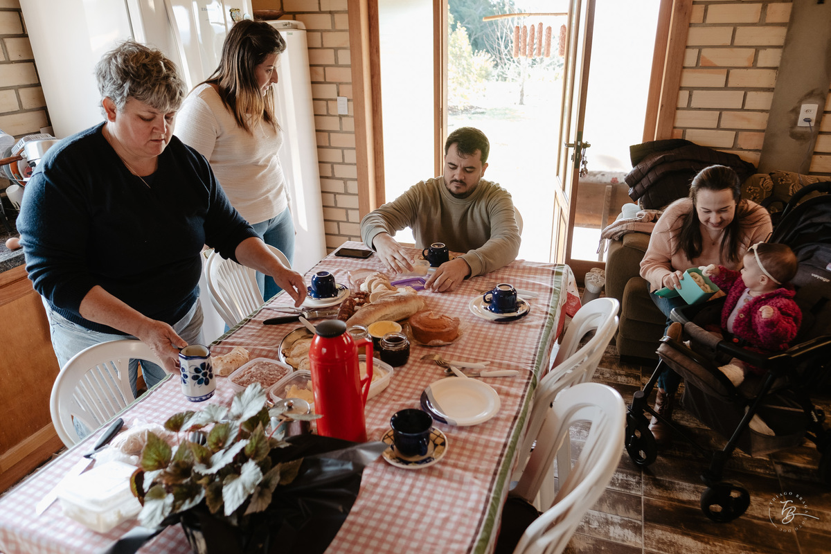 acompanhamento documental de família, 11 meses da Cecília, sessão no sítio em Anitápolis/SC por Thiago Braga fotografia