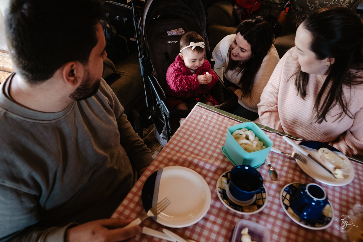 acompanhamento documental de família, 11 meses da Cecília, sessão no sítio em Anitápolis/SC por Thiago Braga fotografia
