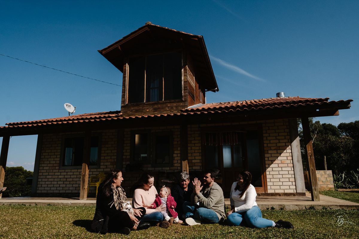 acompanhamento documental de família, 11 meses da Cecília, sessão no sítio em Anitápolis/SC por Thiago Braga fotografia