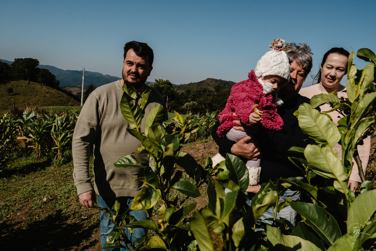 acompanhamento documental de família, 11 meses da Cecília, sessão no sítio em Anitápolis/SC por Thiago Braga fotografia