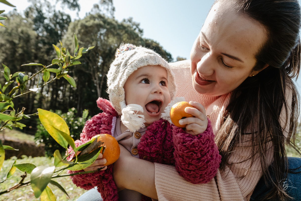 acompanhamento documental de família, 11 meses da Cecília, sessão no sítio em Anitápolis/SC por Thiago Braga fotografia