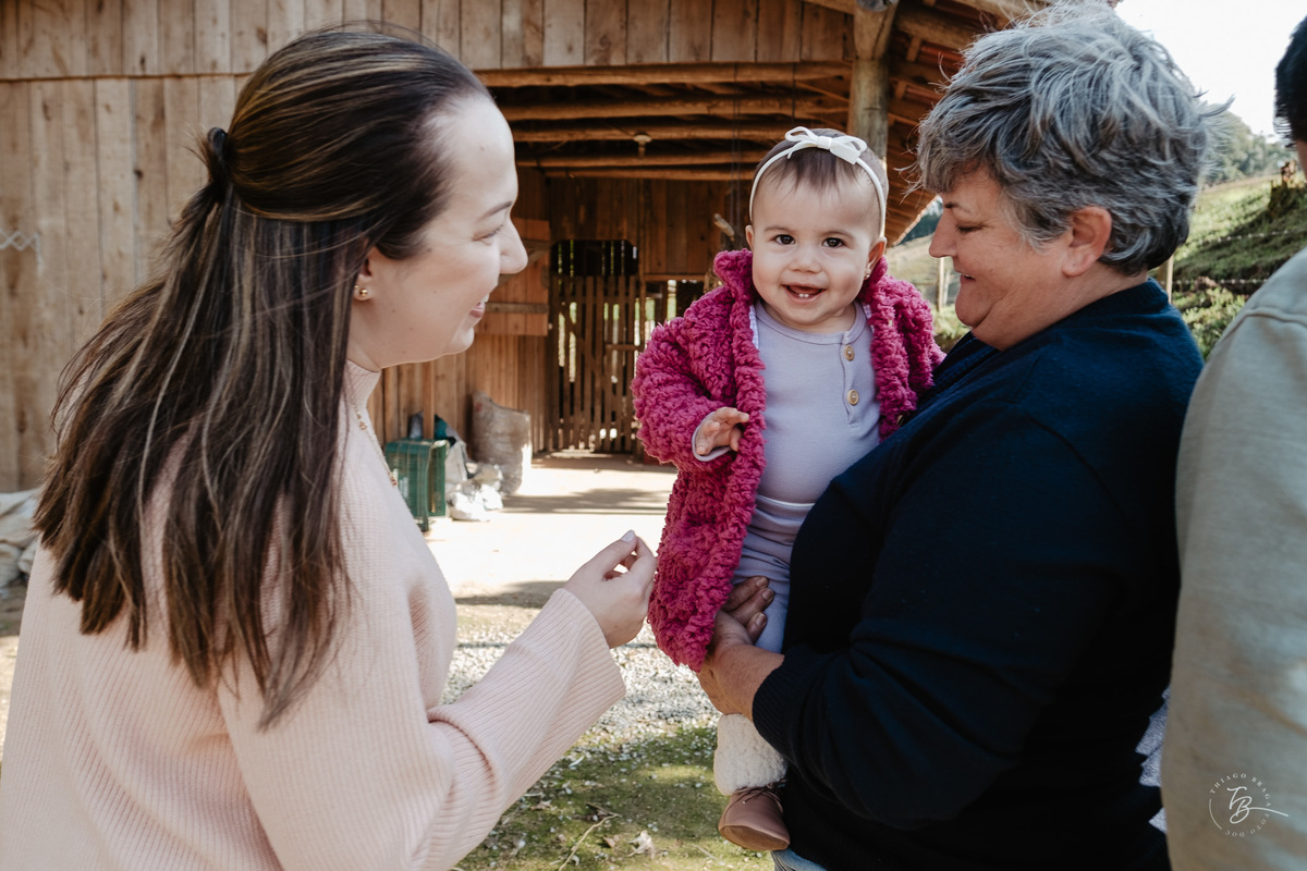 acompanhamento documental de família, 11 meses da Cecília, sessão no sítio em Anitápolis/SC por Thiago Braga fotografia