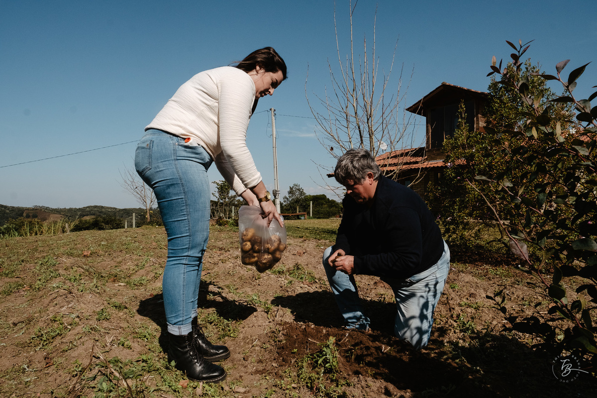acompanhamento documental de família, 11 meses da Cecília, sessão no sítio em Anitápolis/SC por Thiago Braga fotografia