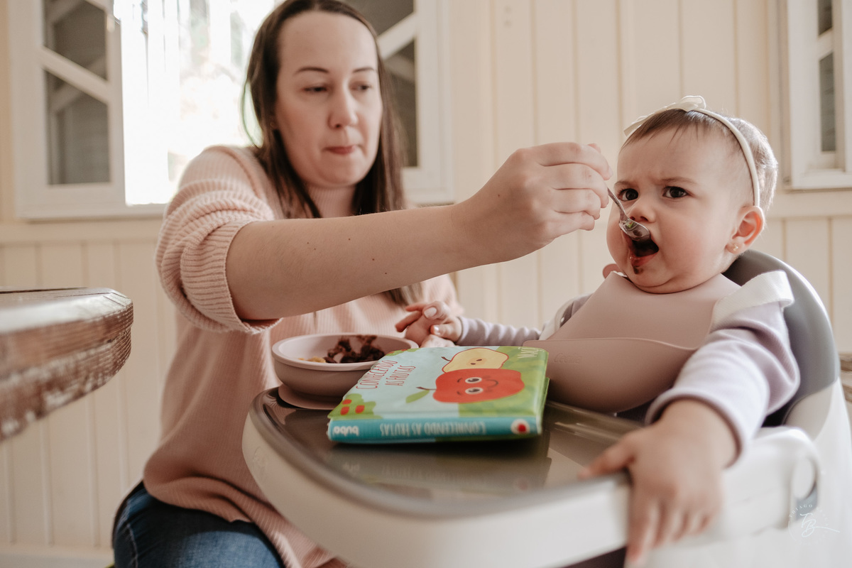 acompanhamento documental de família, 11 meses da Cecília, sessão no sítio em Anitápolis/SC por Thiago Braga fotografia