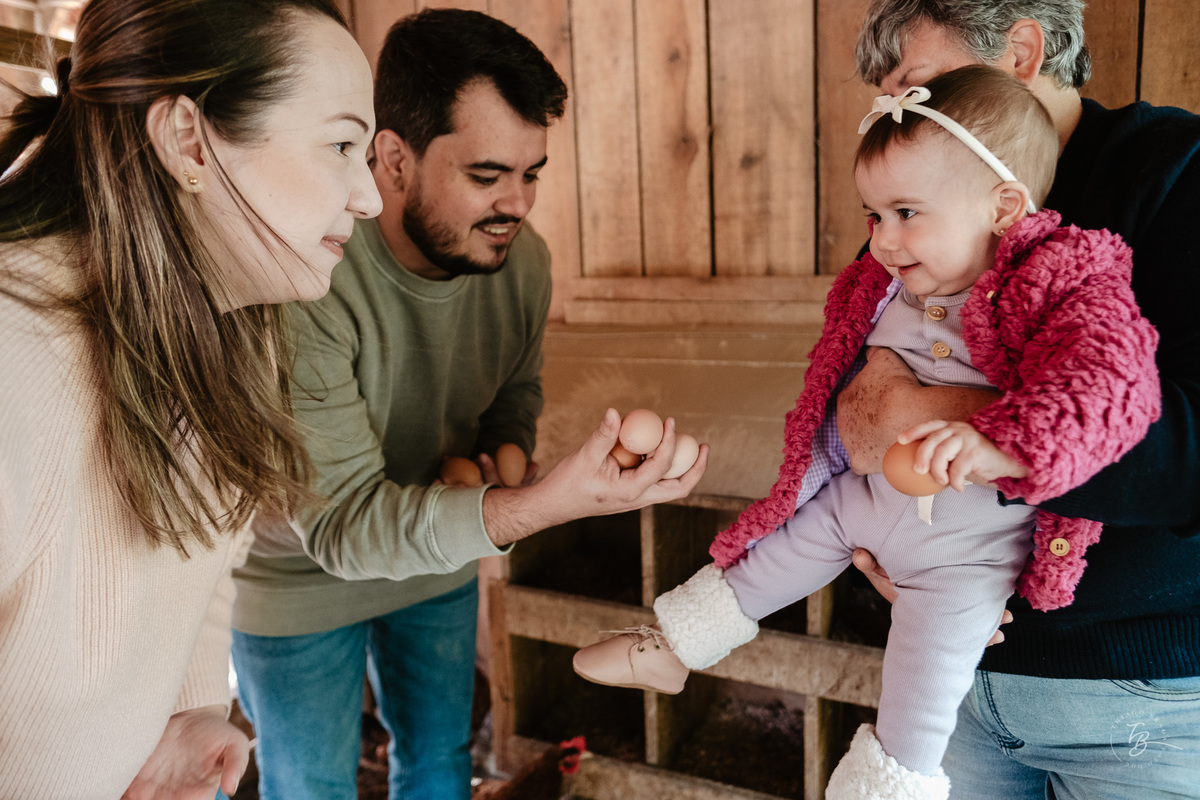 acompanhamento documental de família, 11 meses da Cecília, sessão no sítio em Anitápolis/SC por Thiago Braga fotografia