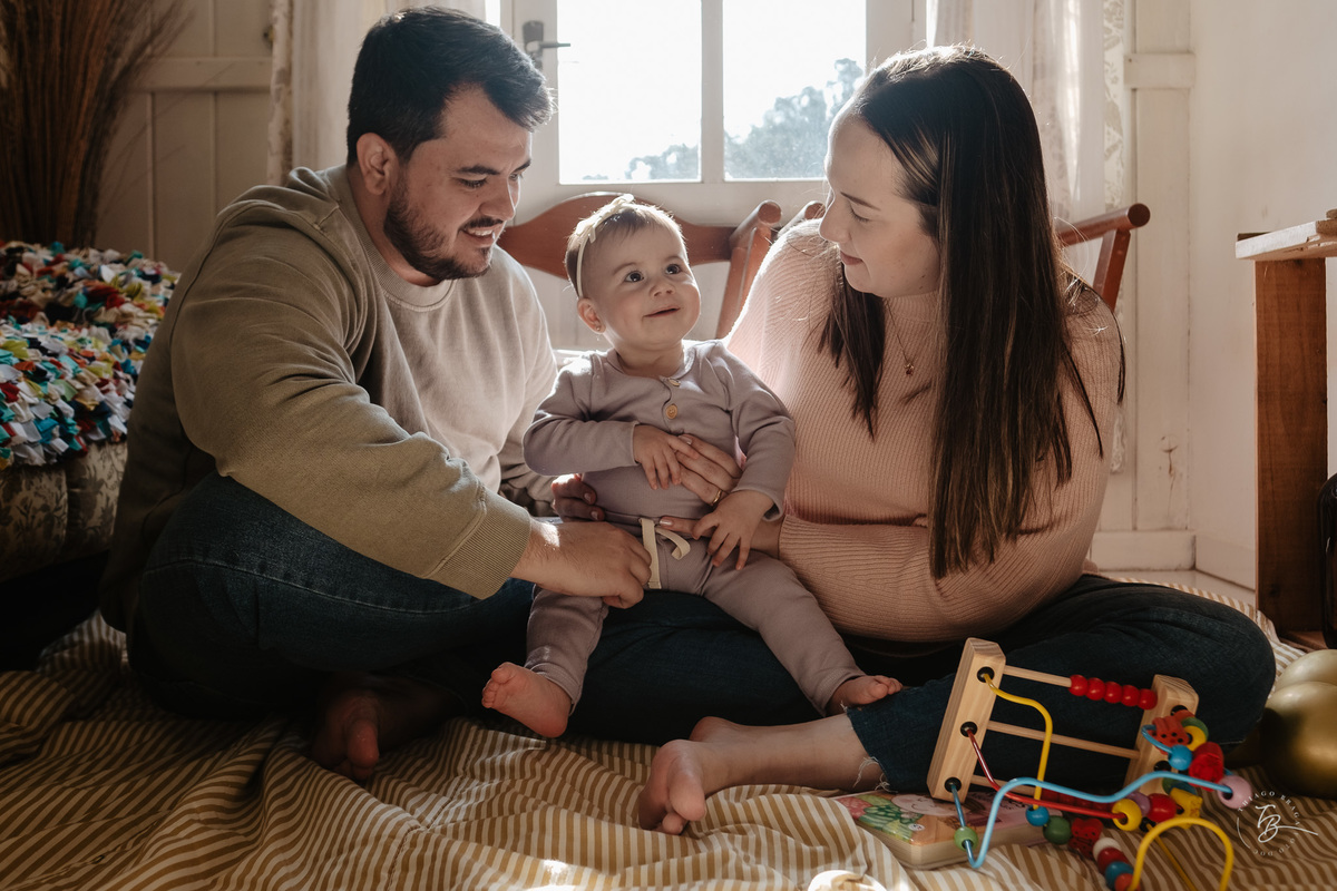 acompanhamento documental de família, 11 meses da Cecília, sessão no sítio em Anitápolis/SC por Thiago Braga fotografia