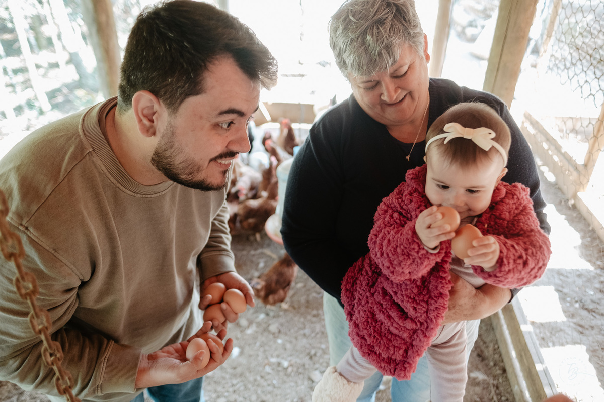 acompanhamento documental de família, 11 meses da Cecília, sessão no sítio em Anitápolis/SC por Thiago Braga fotografia