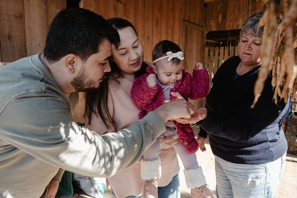 acompanhamento documental de família, 11 meses da Cecília, sessão no sítio em Anitápolis/SC por Thiago Braga fotografia