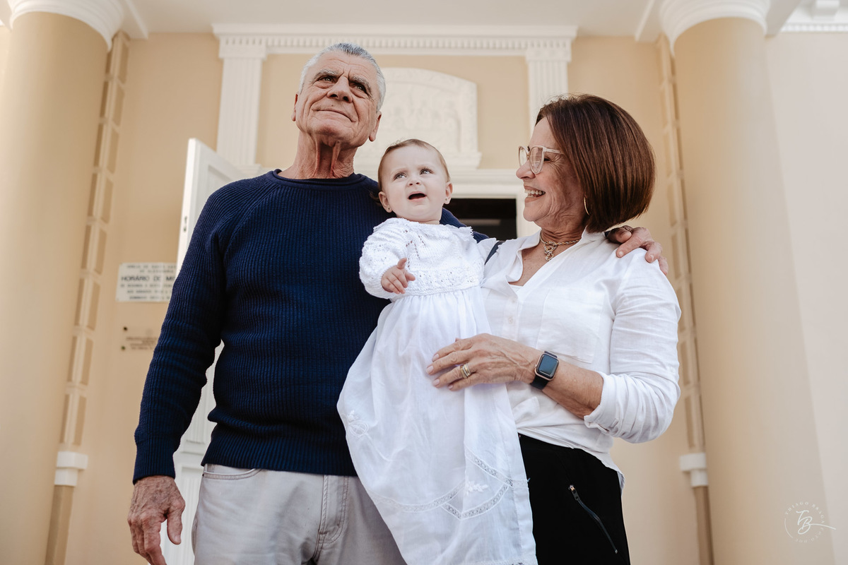 O dia do batizado da Bianca na igreja do colégio Catarinense em Florianópolis/Sc por Thiago Braga fotografia.