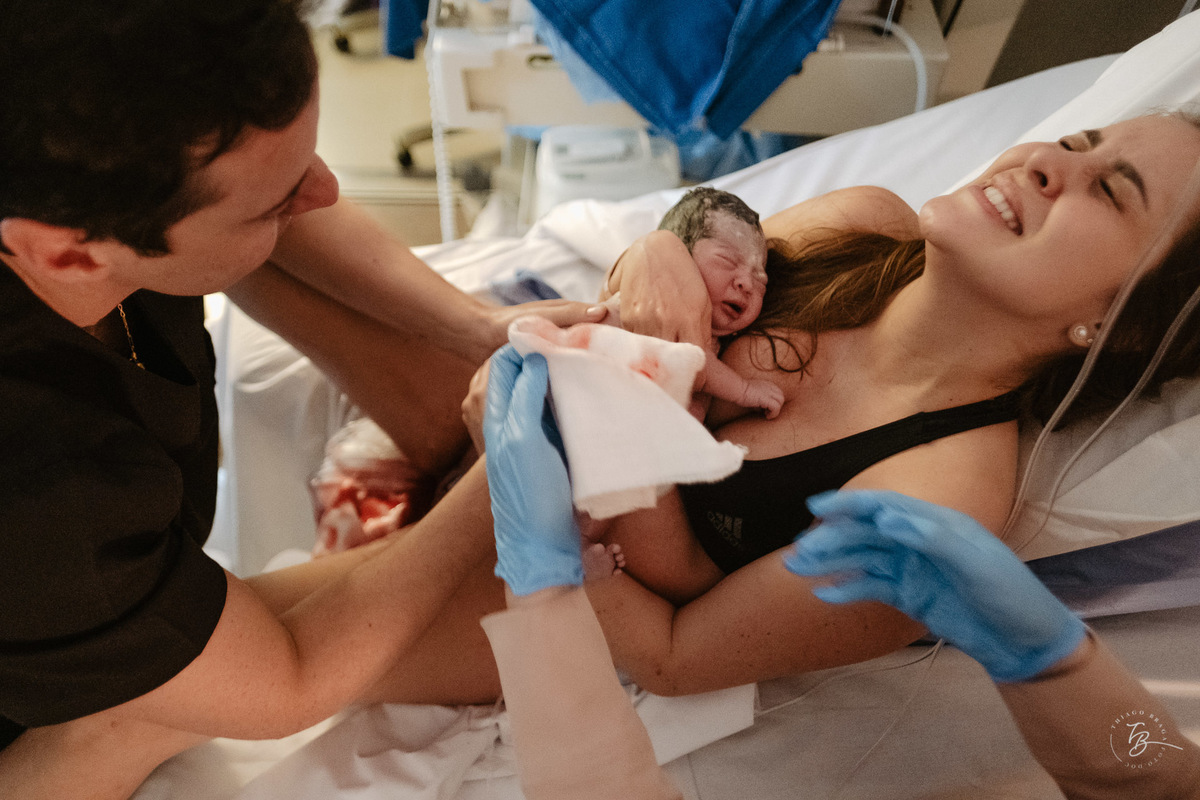 parto normal na maternidade santa helena, a chegada do enrico, por Thiago Braga Fotografia.