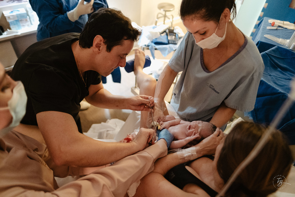 parto normal na maternidade santa helena, a chegada do enrico, por Thiago Braga Fotografia.