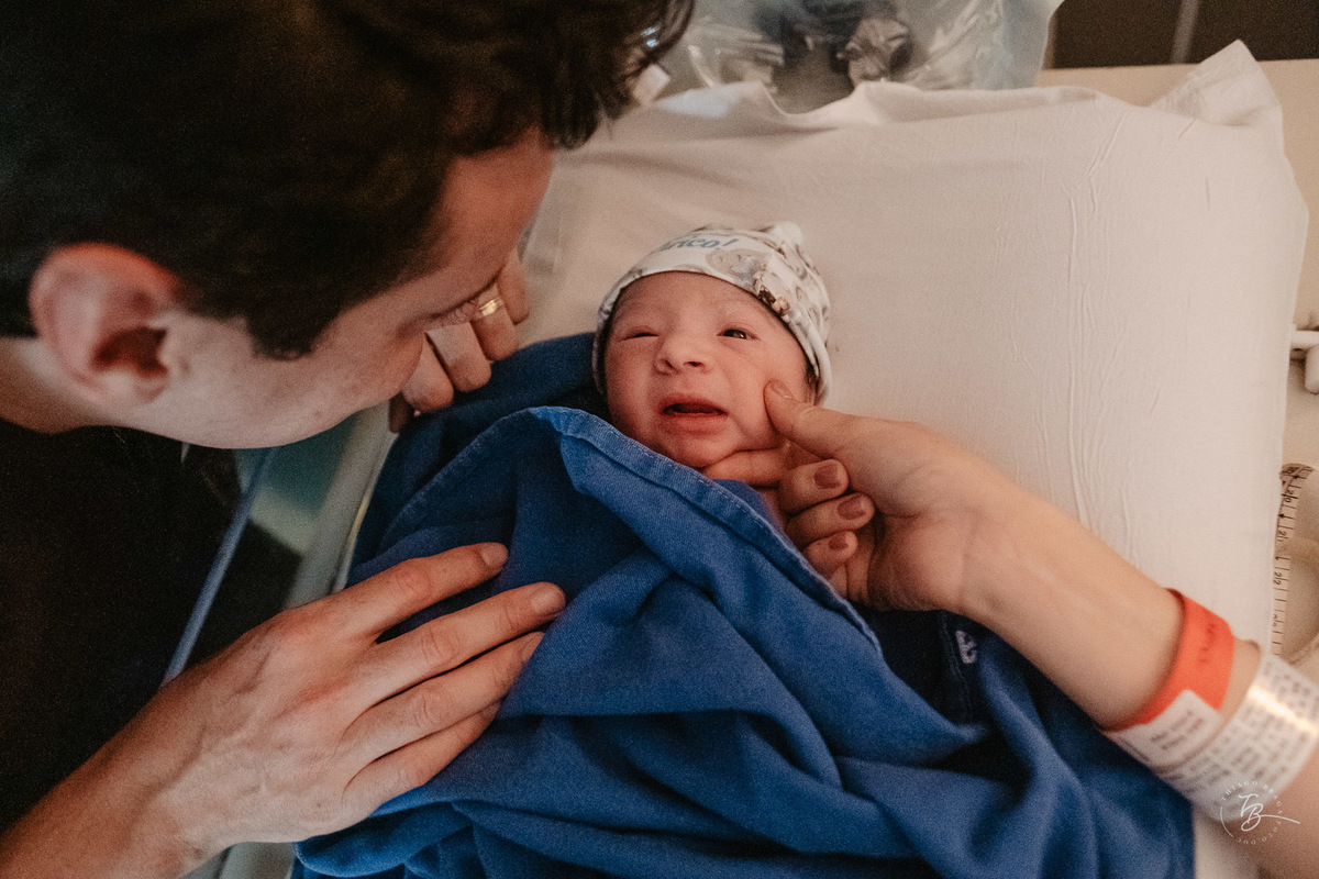 parto normal na maternidade santa helena, a chegada do enrico, por Thiago Braga Fotografia.