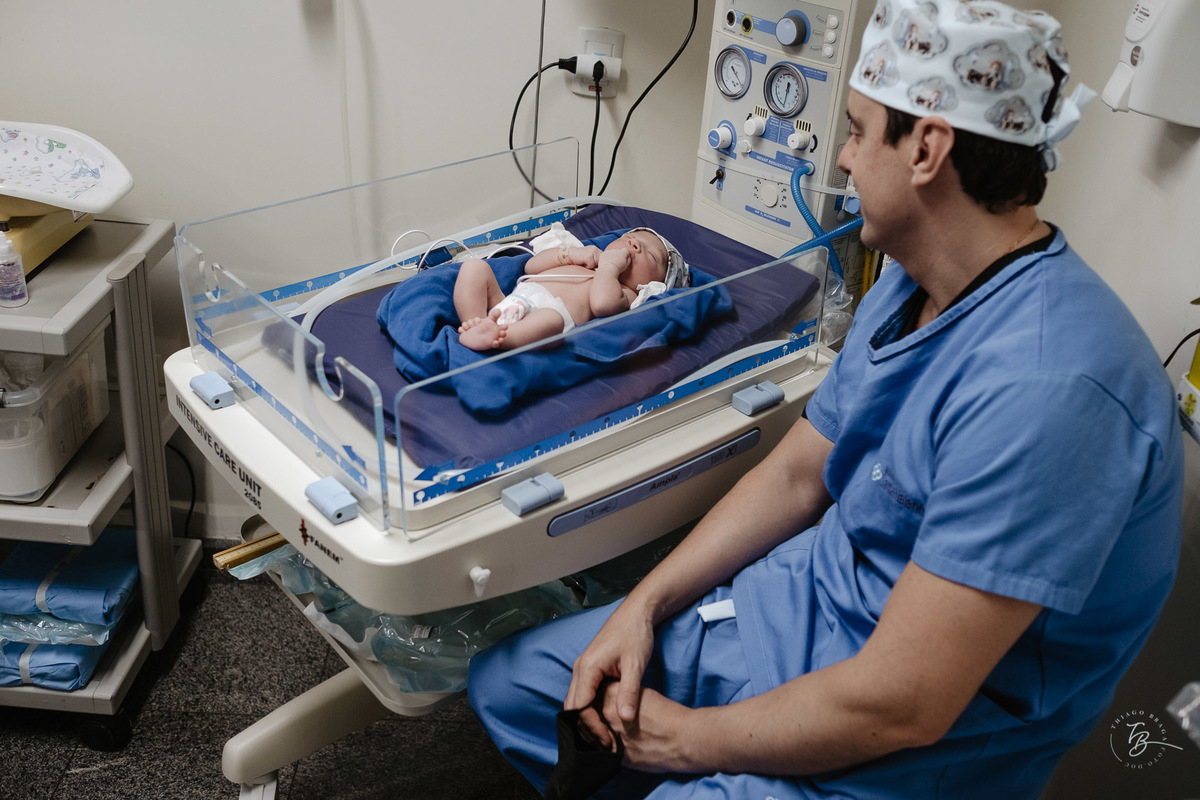 parto normal na maternidade santa helena, a chegada do enrico, por Thiago Braga Fotografia.