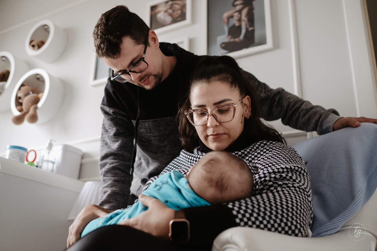 Ensaio em casa, de acompanhamento do bebê, 4 meses do Nikolas, em Palhoça-Sc, por Thiago Braga Fotografia.