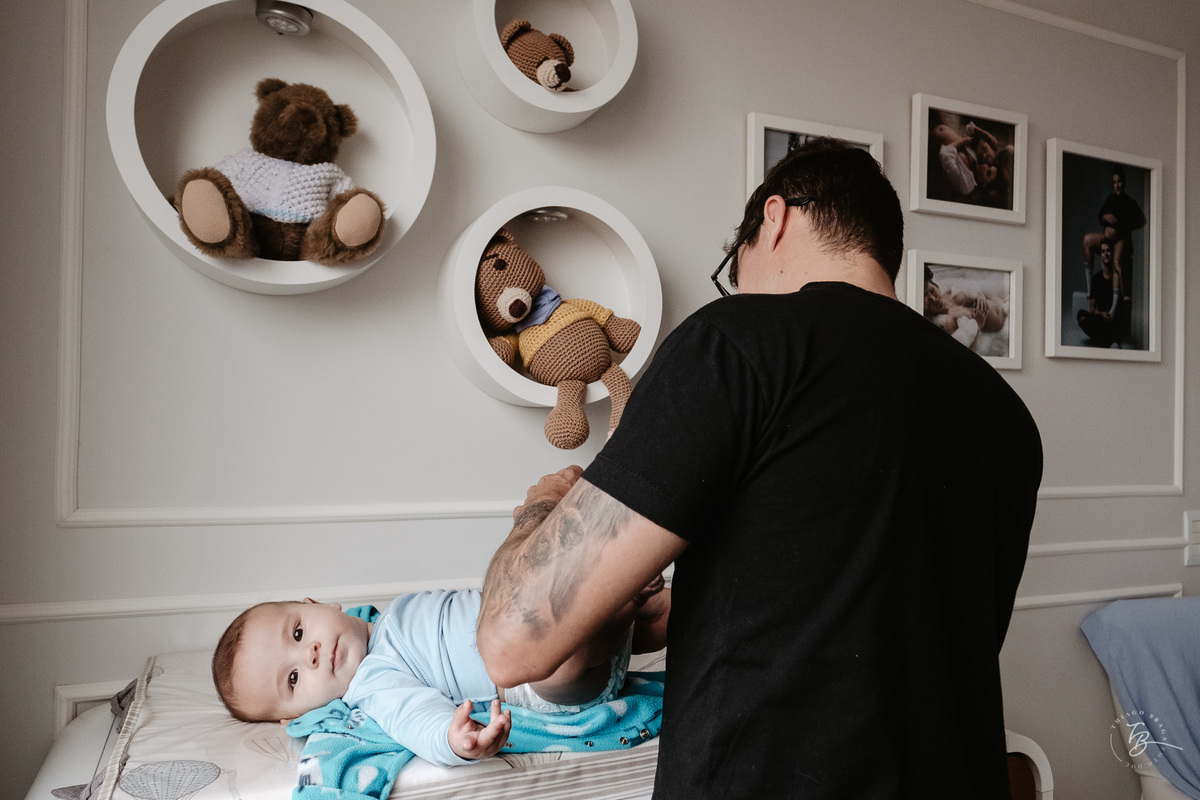 Ensaio em casa, de acompanhamento do bebê, 4 meses do Nikolas, em Palhoça-Sc, por Thiago Braga Fotografia.