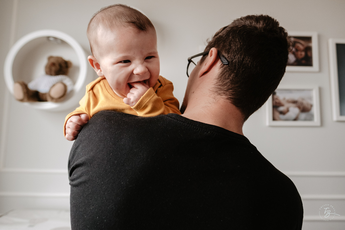 Ensaio em casa, de acompanhamento do bebê, 4 meses do Nikolas, em Palhoça-Sc, por Thiago Braga Fotografia.