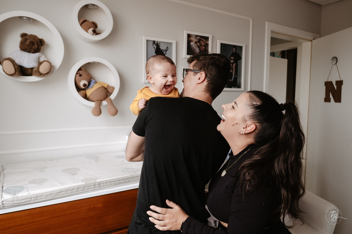 Ensaio em casa, de acompanhamento do bebê, 4 meses do Nikolas, em Palhoça-Sc, por Thiago Braga Fotografia.