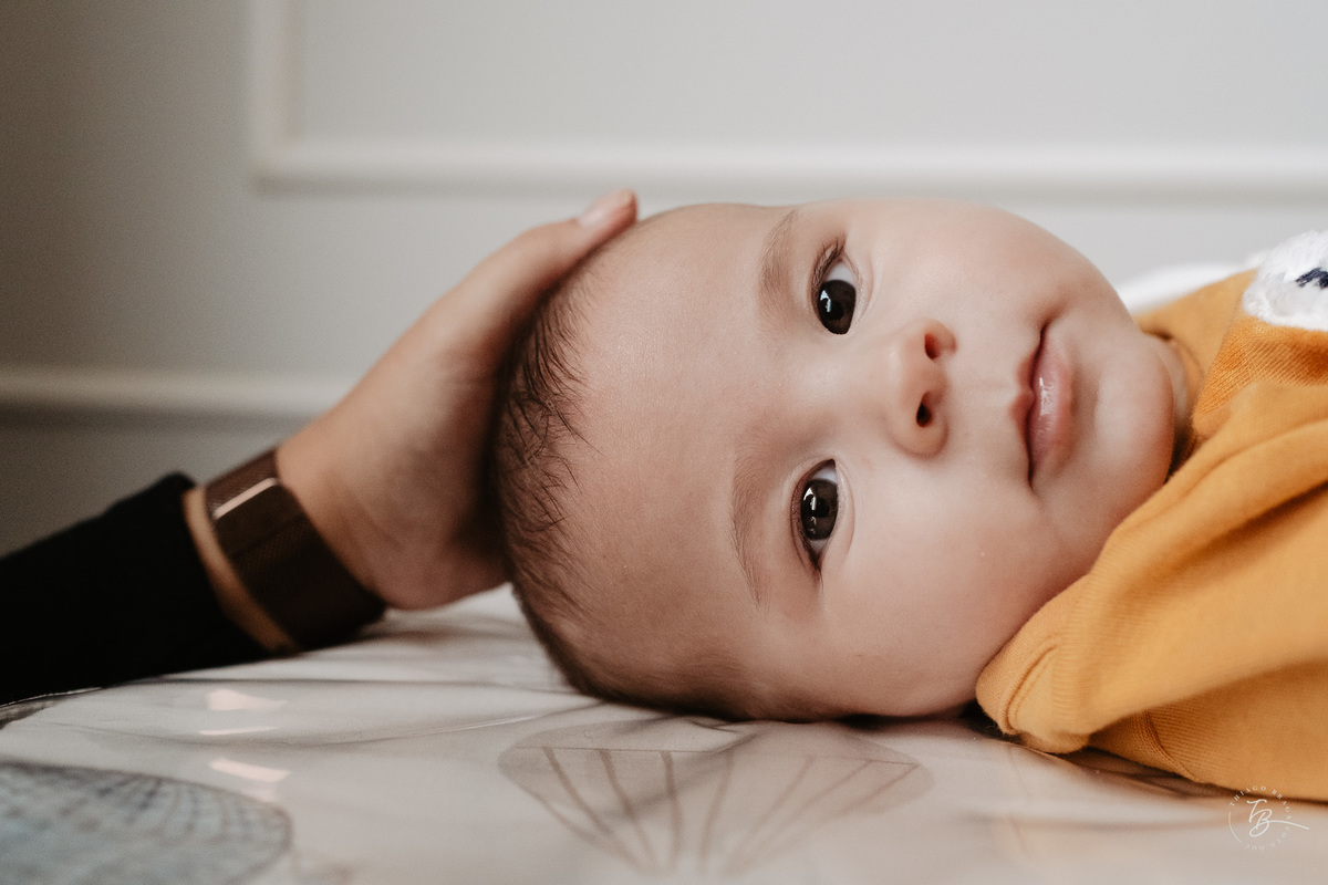 Ensaio em casa, de acompanhamento do bebê, 4 meses do Nikolas, em Palhoça-Sc, por Thiago Braga Fotografia.