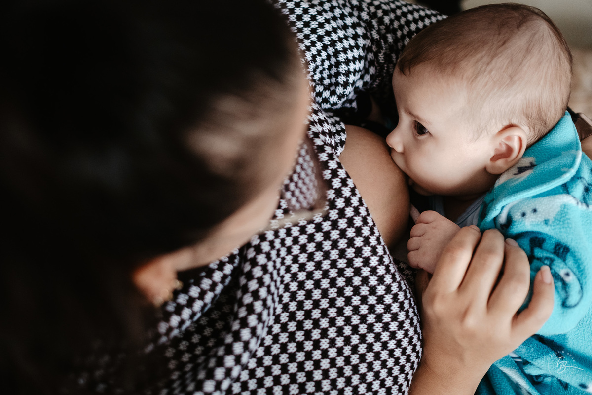Ensaio em casa, de acompanhamento do bebê, 4 meses do Nikolas, em Palhoça-Sc, por Thiago Braga Fotografia.