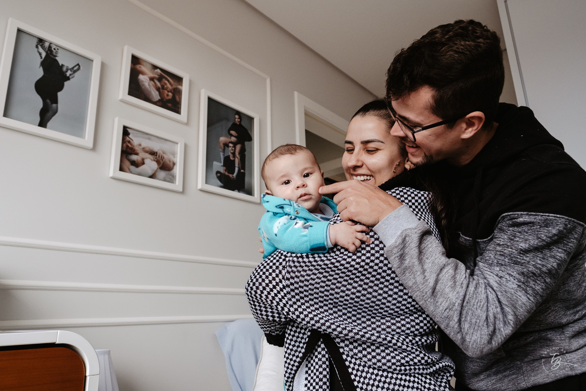 Ensaio em casa, de acompanhamento do bebê, 4 meses do Nikolas, em Palhoça-Sc, por Thiago Braga Fotografia.